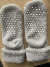 La bebe™ Eco Cotton Baby Socks with rubber grip Art. 135814 Beige-Grey Dabīgas kokvilnas mazuļu zeķītes/zekes [made in Estonia]