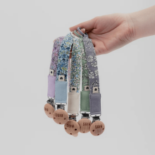 Bibs x Liberty Pacifier Clip Art.152355 Chamomile Lawn Baby Blue