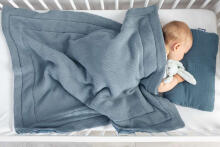 Knitted cot set with muslin - blue