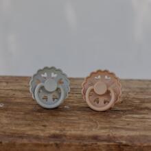 Frigg Fairytale Round Latex Art.100159 The Little Mermaid/The Snow Queen mannekeen (lutt), mis on valmistatud 100% looduslikust kummist vanuses 0-6 kuud. (2 tk.)