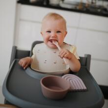 Mushie Silicone Bib Art. 2500155 Beebipõll on valmistatud 100% kvaliteetsest silikoonist