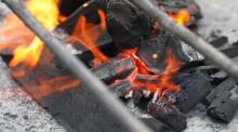 Natural Hardwood Charcoal Art.279740 Premium puusüsi Golden Flame 8L — ideaalne grillimiseks ja BBQ‑ks,2 kg