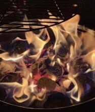Natural Hardwood Charcoal Art.279740 Premium puusüsi Golden Flame 8L — ideaalne grillimiseks ja BBQ‑ks,2 kg