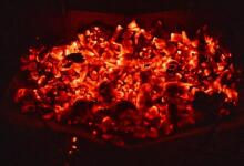Natural Hardwood Charcoal Art.279932 Premium puusüsi Golden Flame 8L — ideaalne grillimiseks ja BBQ‑ks,4 kg