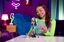 Monster High Frankie Stein nukk – teksajakk, Watzie ja aksessuaarid