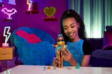 Monster High Cleo De Nile nukk – kuldne kuninglik stiil Hissette ja tarvikutega